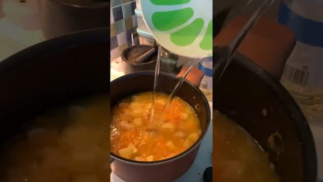 Зелёный борщ с микрозеленью гороха