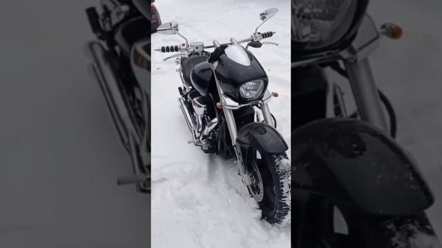 Когда очень хочется погонять весной в Питере: Suzuki Boulevard смотреть онлайн