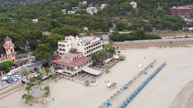 На дроне над испанским отелем Voramar в городке Benicasim смотреть онлайн