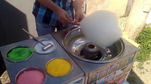 Цветок из сладкой ваты.