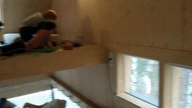 Домик для экстремала: с рампой на первом этаже, подвесной сеткой на втором и лесенкой к кроватям смотреть онлайн