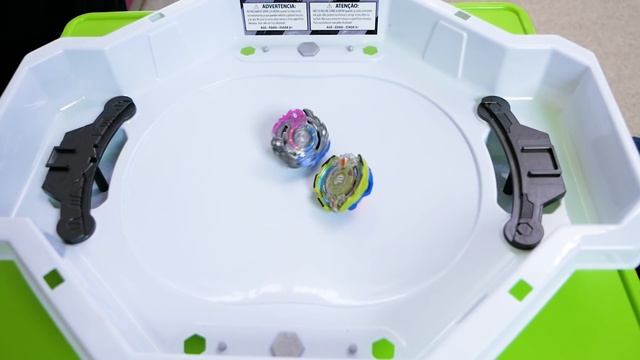 Бейблэйд Берст Новый Волчок PHANTASUS P2 Распаковка Обзор и Игра Valtryek Quetziko Kerbeus BeyBlade смотреть онлайн