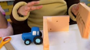 Свинка Няша и Медведь влог | Строим гараж для синего трактора и машинок