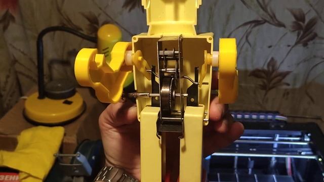 Заводной робот СССР - Завод игрушек "Искра". Таганрог. Robot Russian Soviet era - inside view смотреть онлайн
