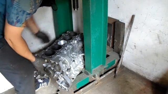 Гильзовка аллюминиевого блока цилиндров.