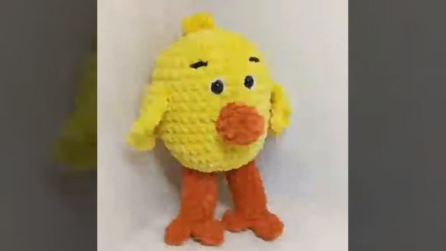 Цыпленок из плюшевой пряжи.