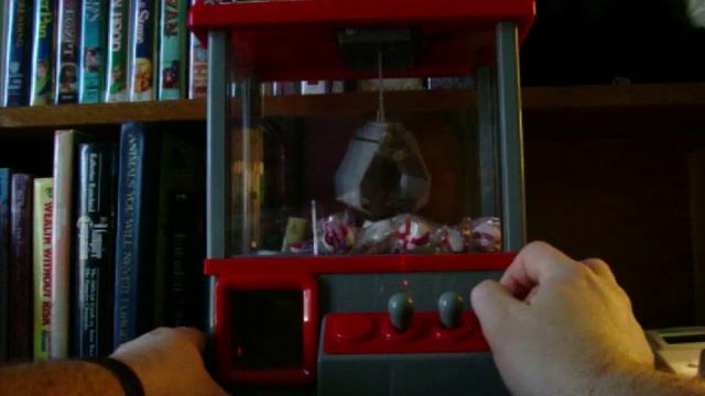 The Sweet Machine Candy Claw Arcade Crane (version 1) смотреть онлайн