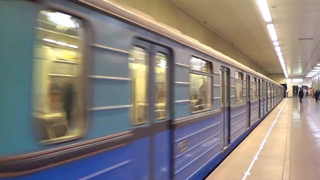 Электропоезд 81-710 "ЕЖ-3" с маршрутом №56 на станции метро Котельники смотреть онлайн