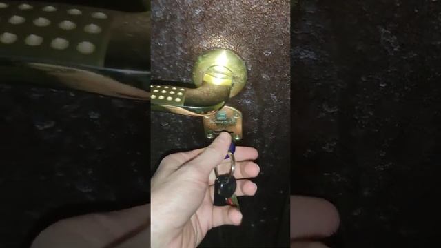 как закрыть входную дверь на ключ смотреть онлайн