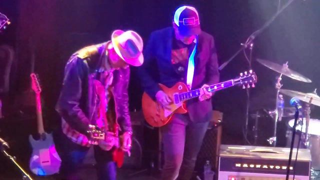 Billy Gibbons - Sharp Dressed Man - LIVE!! @ The Troubadour - musicUcansee.com смотреть онлайн