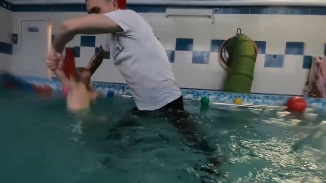 Аква-Клуб Пингвинята в Нижнем тагиле плаванье для малышей . инструктор Павел Мельников