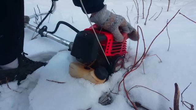 Запуск бензокосы зимой смотреть онлайн