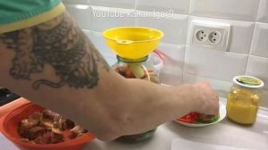 Мясо в банке в духовке. Это необходимо попробовать.