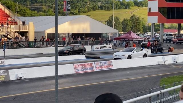 Tesla model S plaid vs. a tuned Honda Civic смотреть онлайн