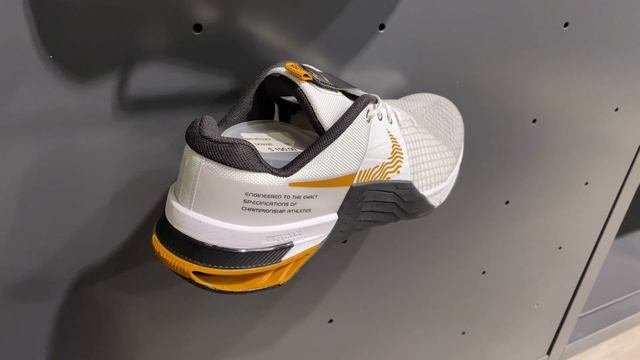 Nike Metcon 8 (White/Black/Photon Dust/Gold Suede) - SKU: DO9328-100 смотреть онлайн