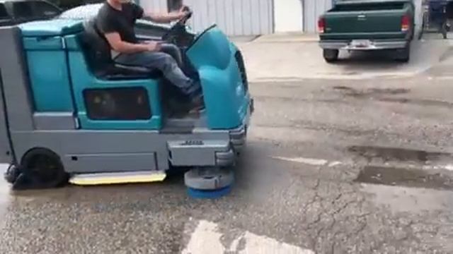 Tennant M20 Wet Floor Scrubbing Parking Lot