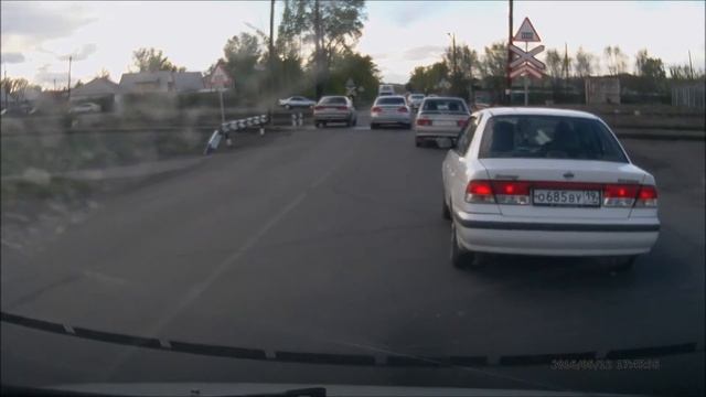 Иномарка проехала жд переезд по втречной полосе смотреть онлайн