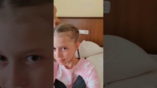 Мне Вита заплетает причёску Уэнсдей!!! смотреть онлайн