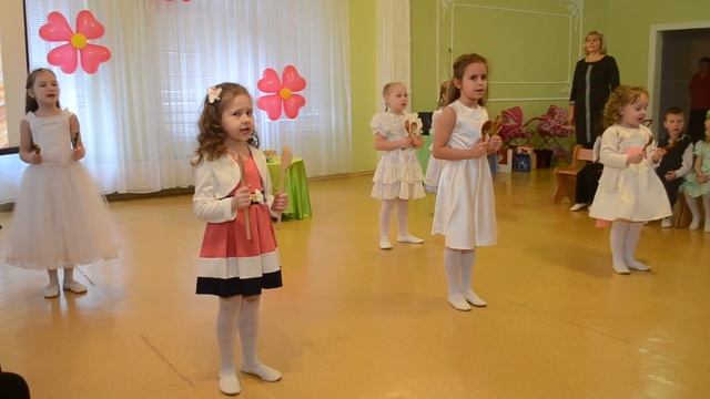 Песня "Бабушка, бабушка, испеки оладушки", утренник 8 Марта, разновозрастная группа смотреть онлайн