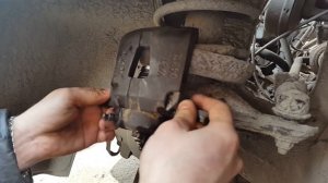 как правильно вдавить поршень при замене передних тормозных колодоккак правильно вдавить поршень при