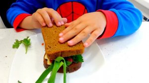 Егорка проготовил завтрак для Папы