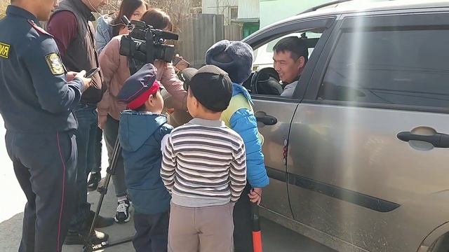 Алымбек ГАИ, строго работает. Идет проверка документов. смотреть онлайн