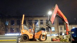 Как перевозят каток и асфальтоукладчик. Специальная дорожная техника.