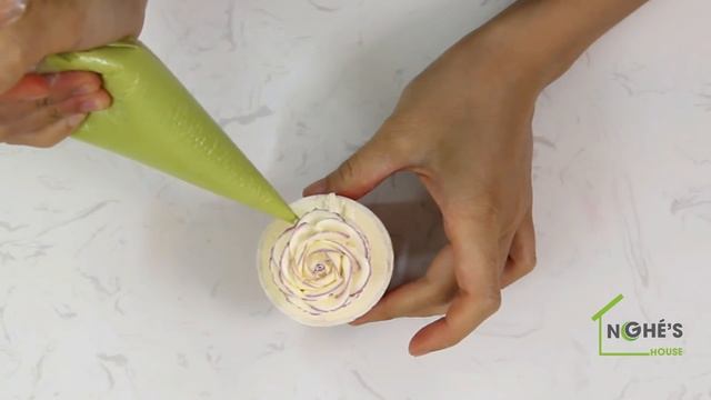 How to pipe Purple fringe rose and Decorate buttercream flower cupcake смотреть онлайн