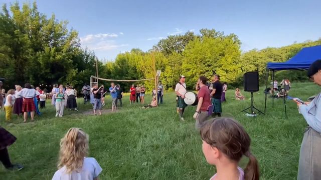 Группа “Alba gu brath” (волынка+барабаны), в конце пришёл динозавр и всех разогнал,Горские игры 202 смотреть онлайн