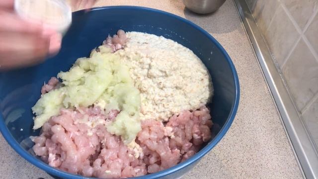 Домашние котлетки из свинины и курицы. смотреть онлайн
