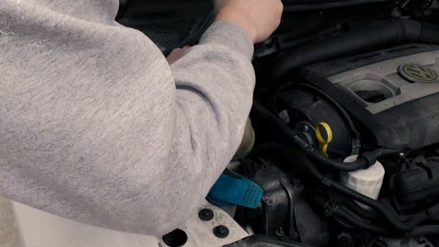 VW Coolant Tank DIY смотреть онлайн