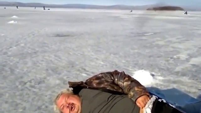 Пьяный рыбак спит на льду смотреть онлайн