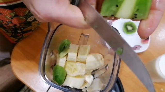 Очень вкусный и полезный молочный коктейль из банана и киви смотреть онлайн
