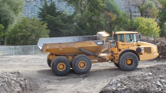 Volvo EC460 Excavator Loading a Volvo A40F Articualted dump truck then he drives off and dumps rock смотреть онлайн
