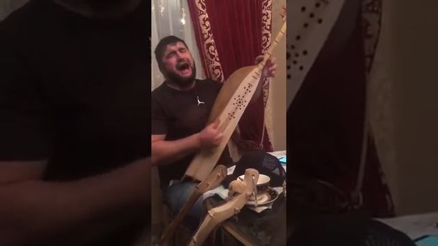 Мухаммадхабиб Алискандиев поёт на пандуре смотреть онлайн