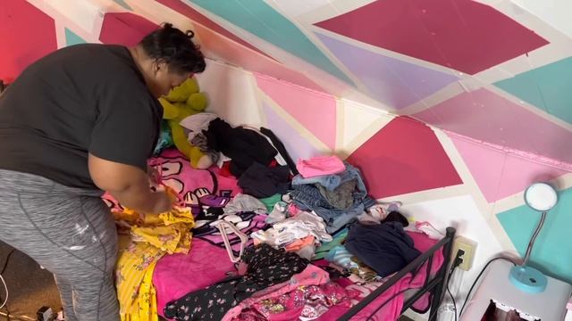SPRING CLEANING LARGE ROOM WITH 3 GIRLS / HOOKED ON PHONICS / TEACHING THEM TO CLEAN UP / SMTV смотреть онлайн