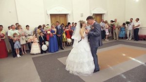 Молодожёны регистрируют брак в загсе