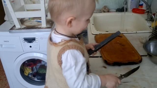 Тихон 1,5 года точит ножи