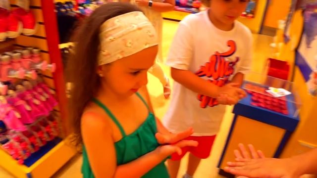 Папа ПРИГОТОВИЛ СЮРПРИЗ! Что КУПИЛИ Дети в МАГАЗИНЕ ИГРУШЕК? Для детей kids children смотреть онлайн