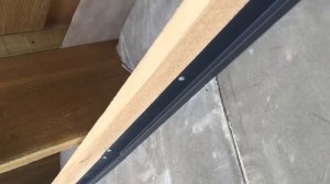 Подшивка свесов кровли металлическим софитом Grand Line по кривым стропилам. Вентзазор на карнизе.