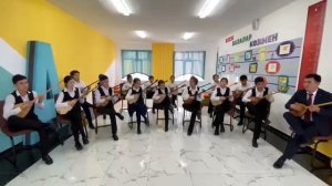 дети играют на домбре