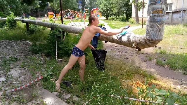 Жители Саратова вынуждены принимать душ на улице смотреть онлайн