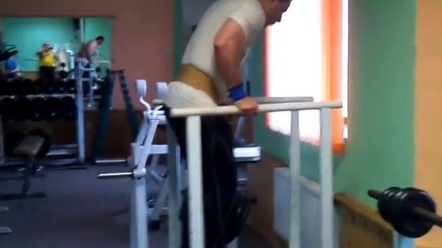 Отжимания на брусьях + 42,5 кг сверху на 8 раз смотреть онлайн