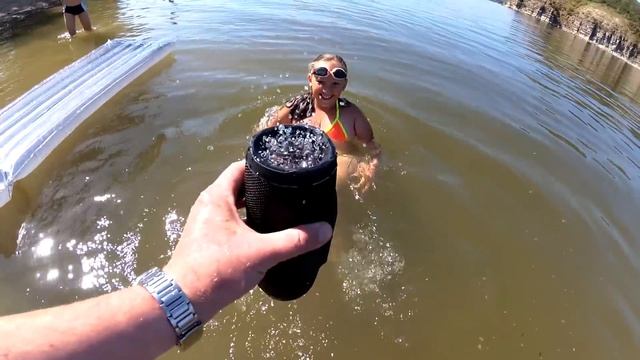 Плаваем с Bluetooth колонкой | Портативная колонка JBL Charge 3 смотреть онлайн