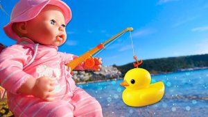 Весёлые игры - Кукла БЕБИ АНАБЕЛЬ на Пляже с Уточкой! - Новые мультики для детей с Baby Doll