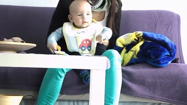 ребенок смеется над котом  Baby laughing, cat playing.