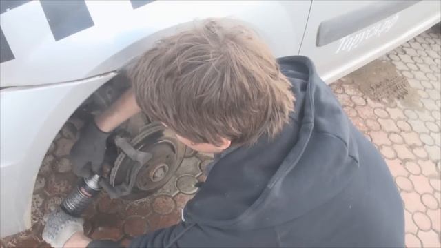 Замена передних тормозных Колодок Лада Ларгус (Дача Логан, Рено Логан) смотреть онлайн