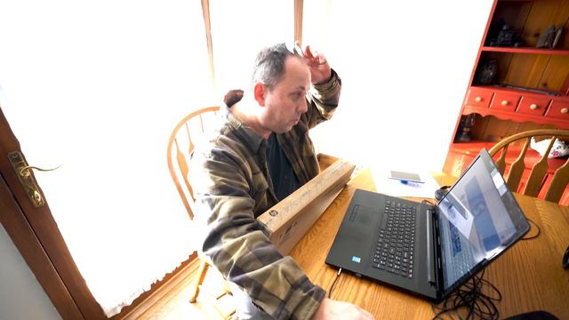 Surprising My Dad With A New Laptop смотреть онлайн