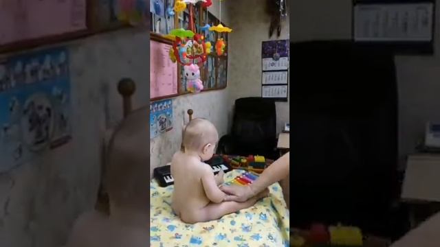 Во что можно играть с 8 месячным ребенком?