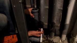 Как врезать тройник в стояк канализации